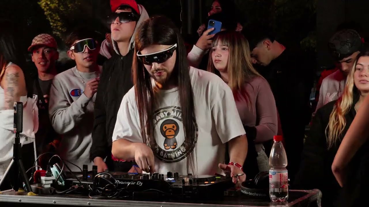 Otro fotograma oficial del set de DAIEF: DJ frente al equipo acompañado por el público