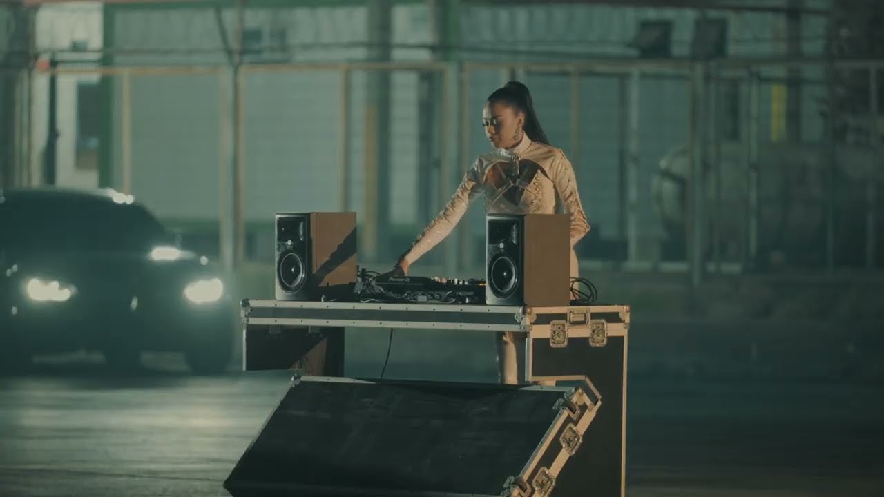 Otro fotograma oficial del live set de ENTROPIKA: DJ y equipo vistos de frente