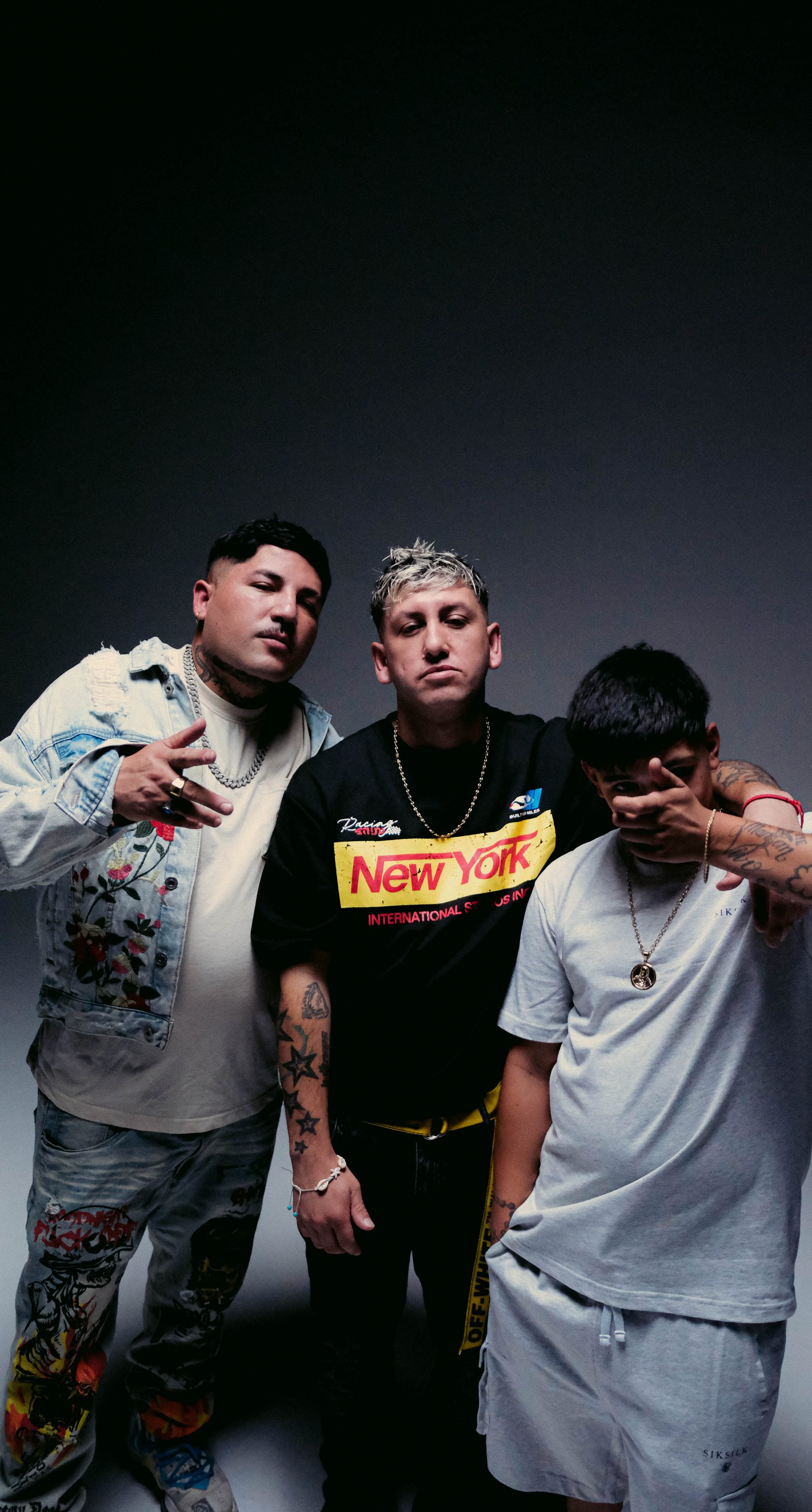 Pardo16, El Mota y Mr Ingenio de pie en estudio sobre fondo gris, sesión del videoclip Cuando Pone Mi Tema